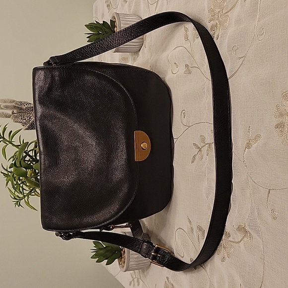 Fossil Handbags - EUC vintage leather Fossil crossbody bag
